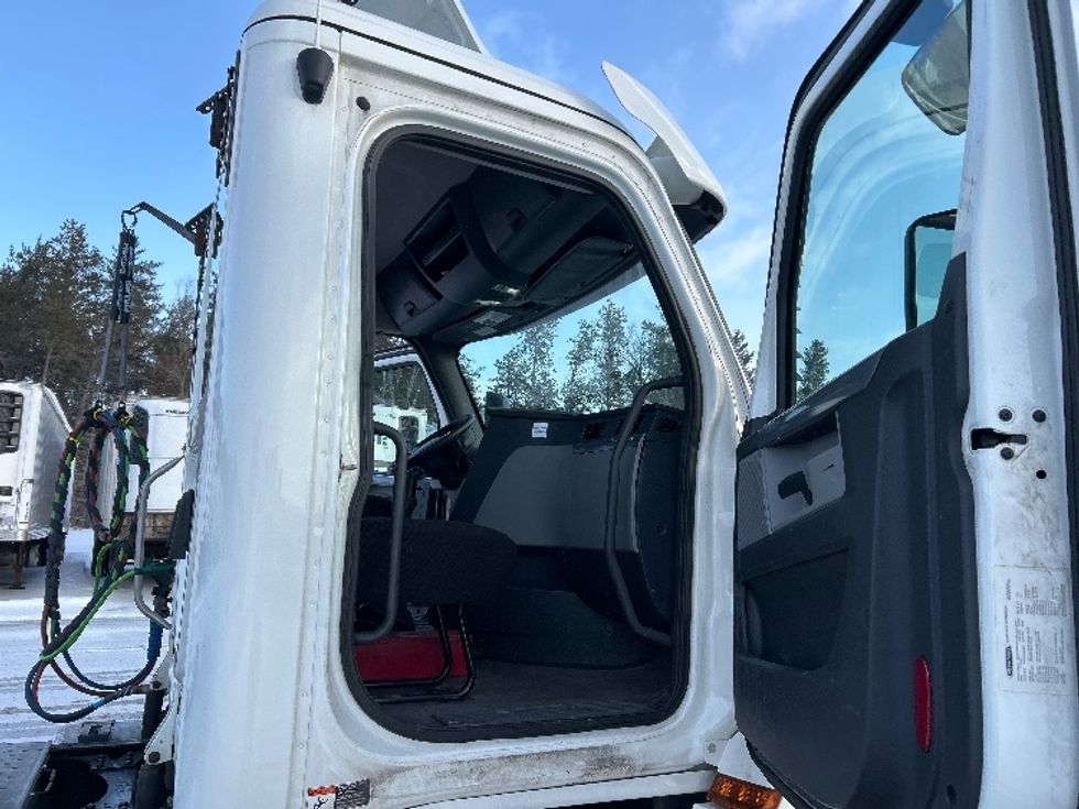 Day Cab Tractor-Heavy Duty Tractors-Freightliner-2019-T12664ST-Brooklyn Park-MN-634,824\n\t\tmiles-$ 23,250 - Image 12