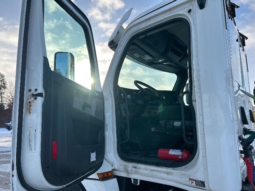Day Cab Tractor-Heavy Duty Tractors-Freightliner-2019-T12664ST-Brooklyn Park-MN-634,824\n\t\tmiles-$ 23,250 - Image 9