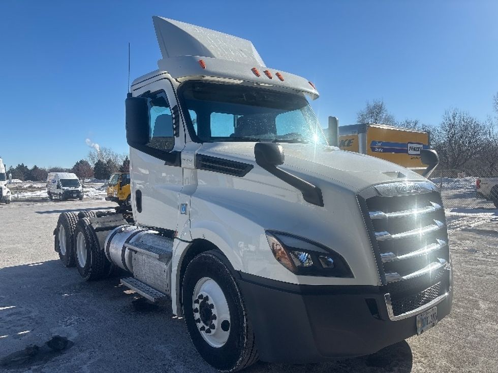 Day Cab Tractor-Heavy Duty Tractors-Freightliner-2019-T12664ST-Brooklyn Park-MN-635,005\n\t\tmiles-$ 22,250 - Image 1
