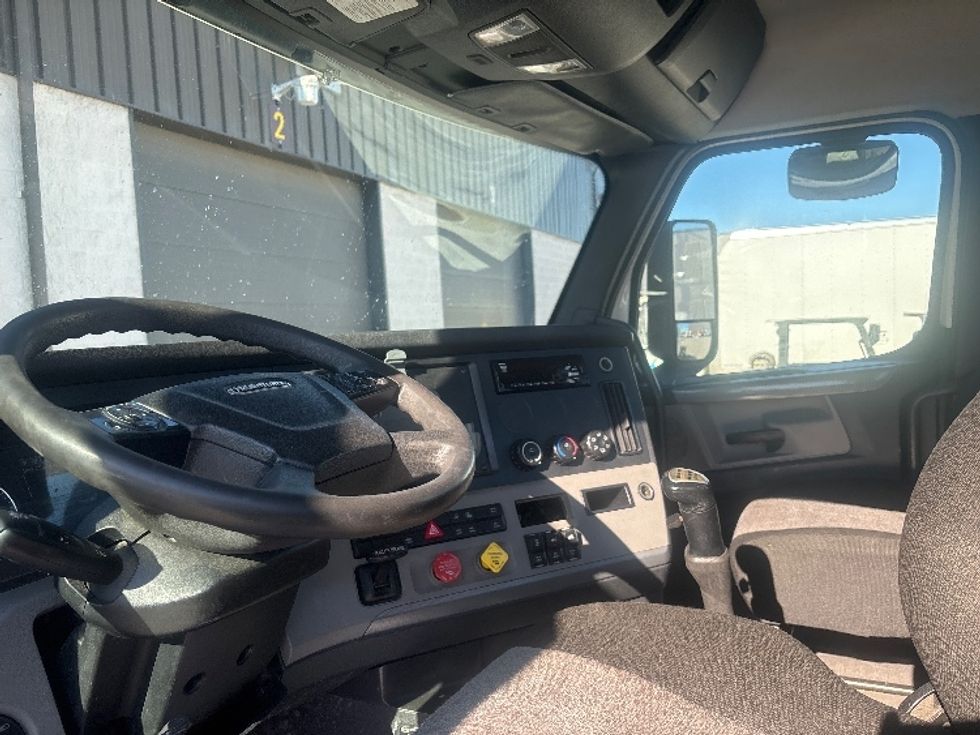 Day Cab Tractor-Heavy Duty Tractors-Freightliner-2019-T12664ST-Brooklyn Park-MN-635,005\n\t\tmiles-$ 22,250 - Image 10