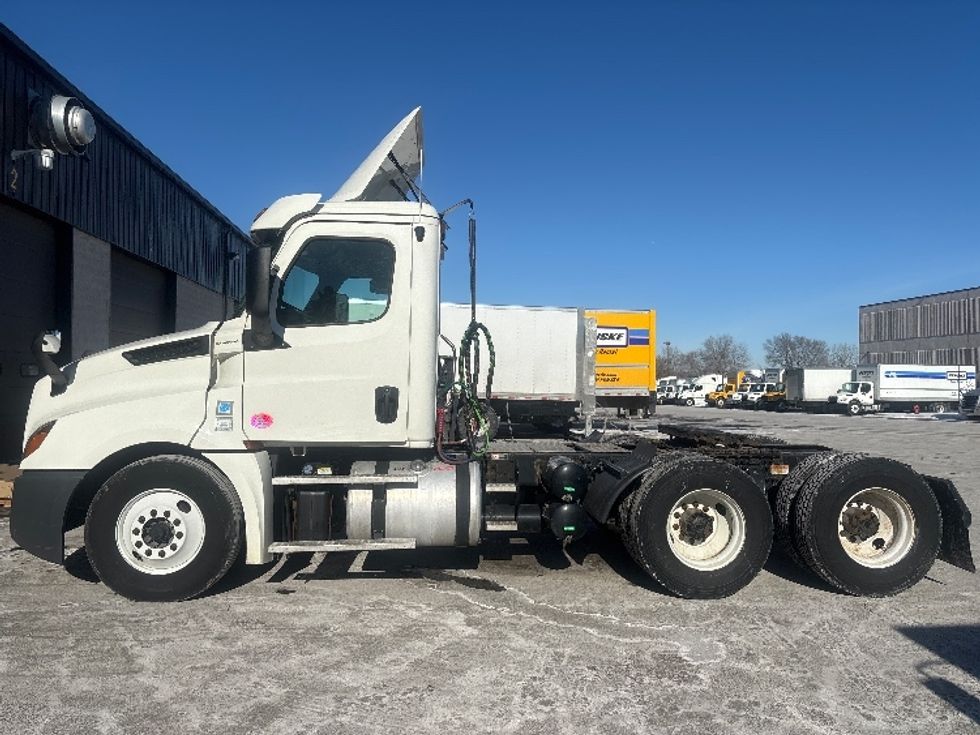 Day Cab Tractor-Heavy Duty Tractors-Freightliner-2019-T12664ST-Brooklyn Park-MN-635,005\n\t\tmiles-$ 22,250 - Image 4