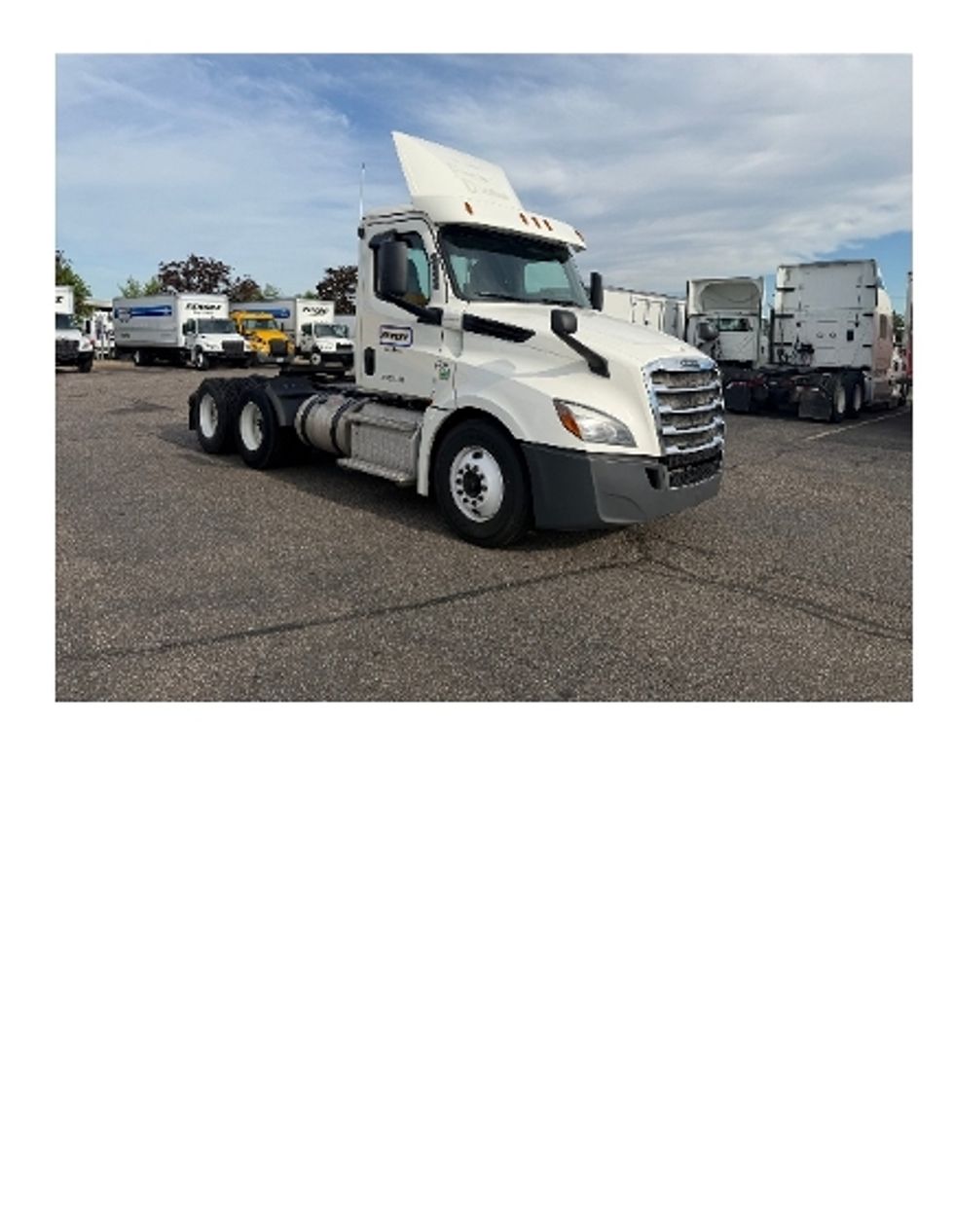 Day Cab Tractor-Heavy Duty Tractors-Freightliner-2019-T12664ST-Brooklyn Park-MN-639,656\n\t\tmiles-$ 28,000 - Image 1