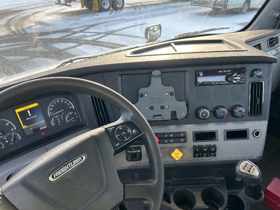 Day Cab Tractor-Heavy Duty Tractors-Freightliner-2019-T12664ST-Brooklyn Park-MN-639,656\n\t\tmiles-$ 28,000 - Image 11