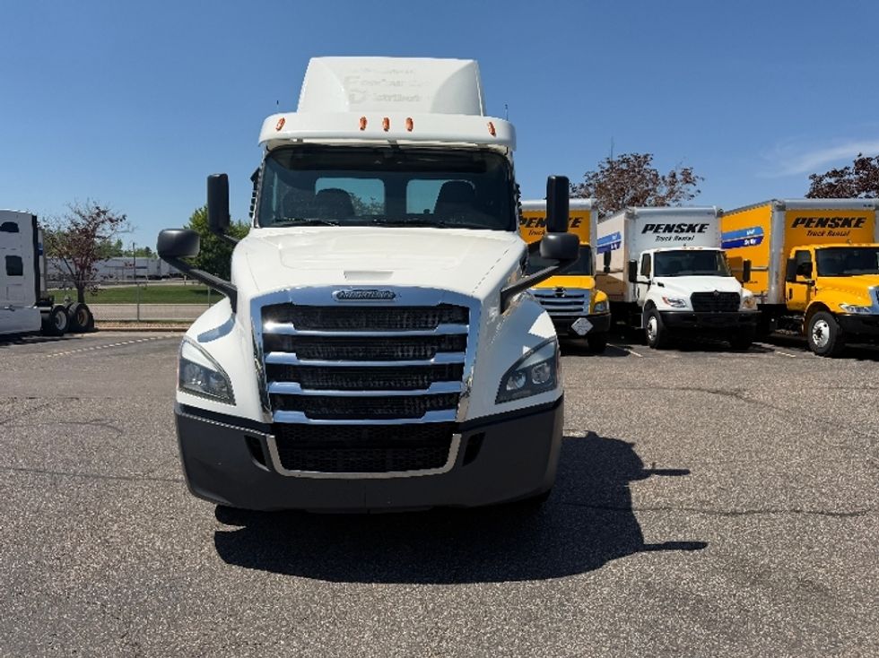Day Cab Tractor-Heavy Duty Tractors-Freightliner-2019-T12664ST-Brooklyn Park-MN-639,656\n\t\tmiles-$ 28,000 - Image 2