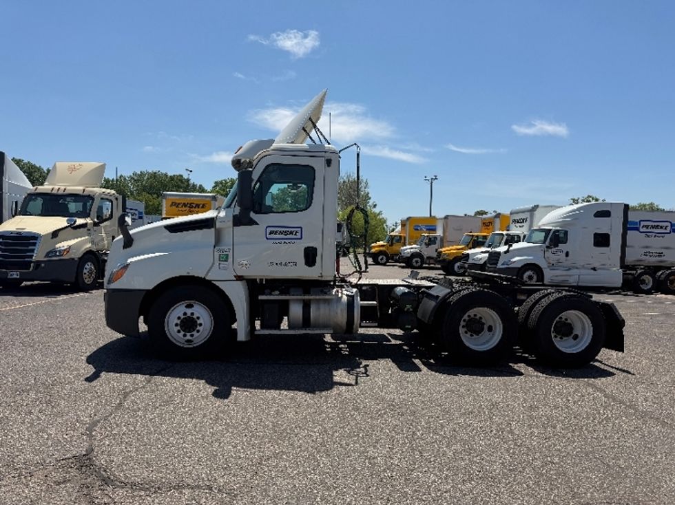 Day Cab Tractor-Heavy Duty Tractors-Freightliner-2019-T12664ST-Brooklyn Park-MN-639,656\n\t\tmiles-$ 28,000 - Image 4