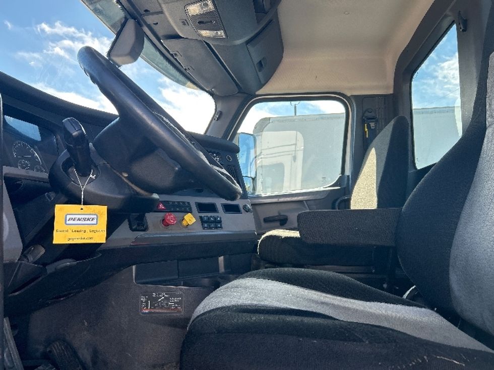 Day Cab Tractor-Heavy Duty Tractors-Freightliner-2019-T12664ST-Byron Center-MI-309,227\n\t\tmiles-$ 58,250 - Image 10