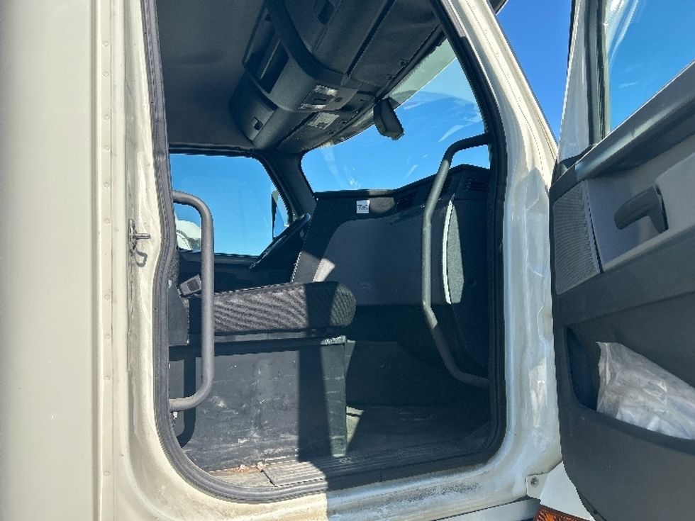 Day Cab Tractor-Heavy Duty Tractors-Freightliner-2019-T12664ST-Byron Center-MI-309,227\n\t\tmiles-$ 58,250 - Image 12