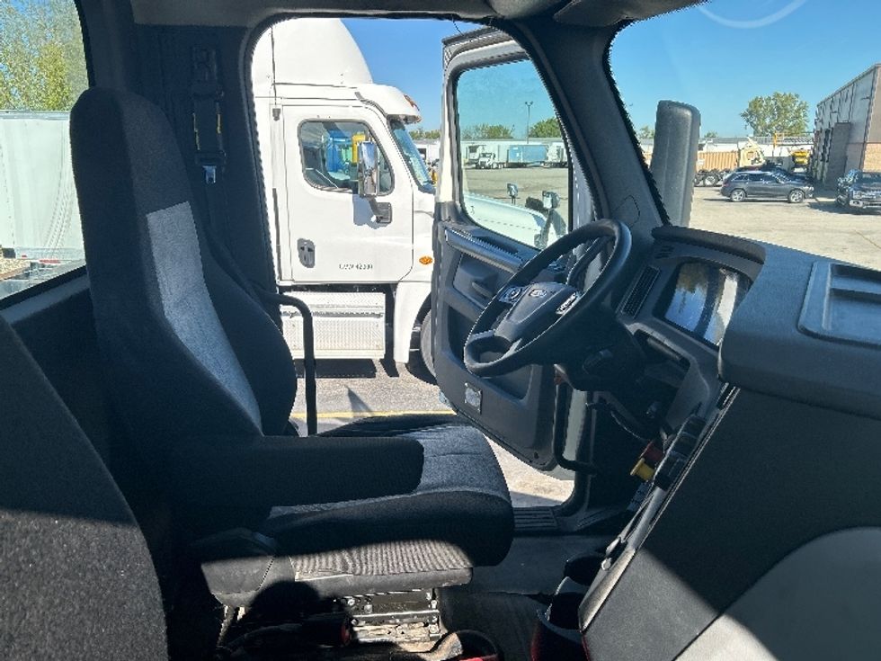 Day Cab Tractor-Heavy Duty Tractors-Freightliner-2019-T12664ST-Byron Center-MI-309,227\n\t\tmiles-$ 58,250 - Image 14