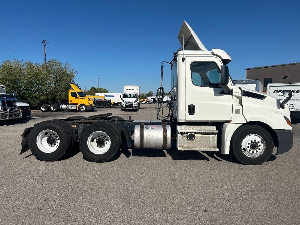 Day Cab Tractor-Heavy Duty Tractors-Freightliner-2019-T12664ST-Byron Center-MI-309,227\n\t\tmiles-$ 58,250 - Image 8