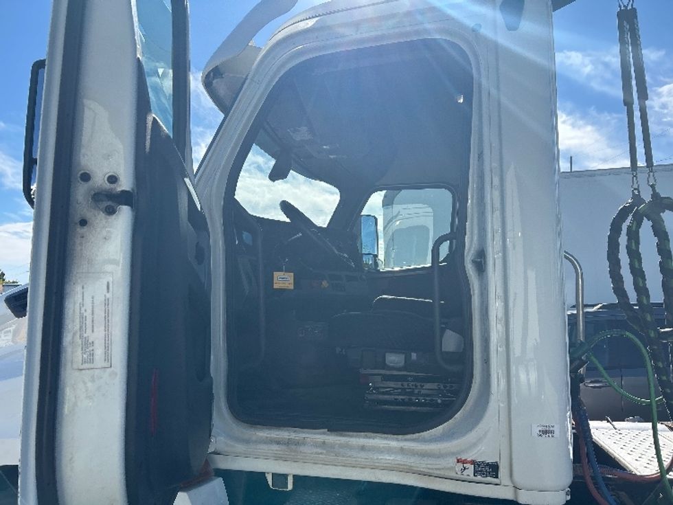 Day Cab Tractor-Heavy Duty Tractors-Freightliner-2019-T12664ST-Byron Center-MI-309,227\n\t\tmiles-$ 58,250 - Image 9