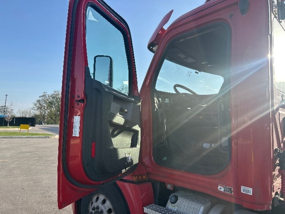 Day Cab Tractor-Heavy Duty Tractors-Freightliner-2019-T12664ST-Byron Center-MI-465,162\n\t\tmiles-$ 34,500 - Image 9