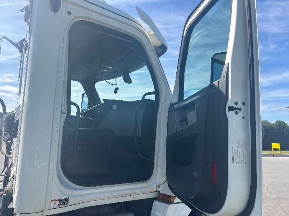 Day Cab Tractor-Heavy Duty Tractors-Freightliner-2019-T12664ST-Byron Center-MI-507,979\n\t\tmiles-$ 37,750 - Image 12