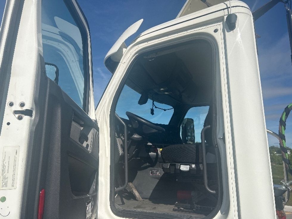 Day Cab Tractor-Heavy Duty Tractors-Freightliner-2019-T12664ST-Byron Center-MI-507,979\n\t\tmiles-$ 37,750 - Image 9