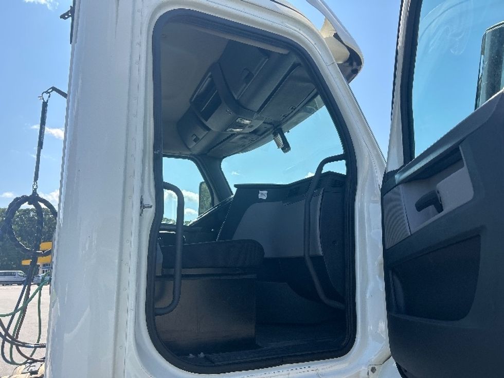 Day Cab Tractor-Heavy Duty Tractors-Freightliner-2019-T12664ST-Byron Center-MI-556,064\n\t\tmiles-$ 34,000 - Image 12