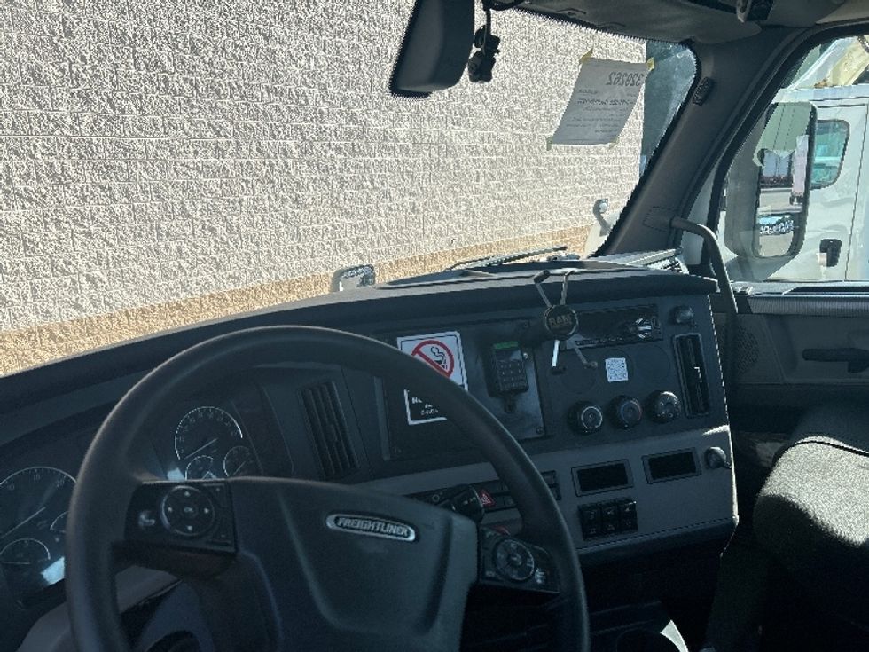 Day Cab Tractor-Heavy Duty Tractors-Freightliner-2019-T12664ST-Byron Center-MI-674,415\n\t\tmiles-$ 26,750 - Image 10