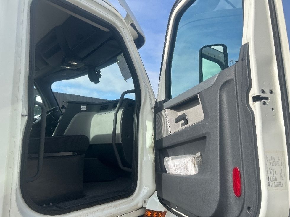 Day Cab Tractor-Heavy Duty Tractors-Freightliner-2019-T12664ST-Byron Center-MI-674,415\n\t\tmiles-$ 26,750 - Image 12