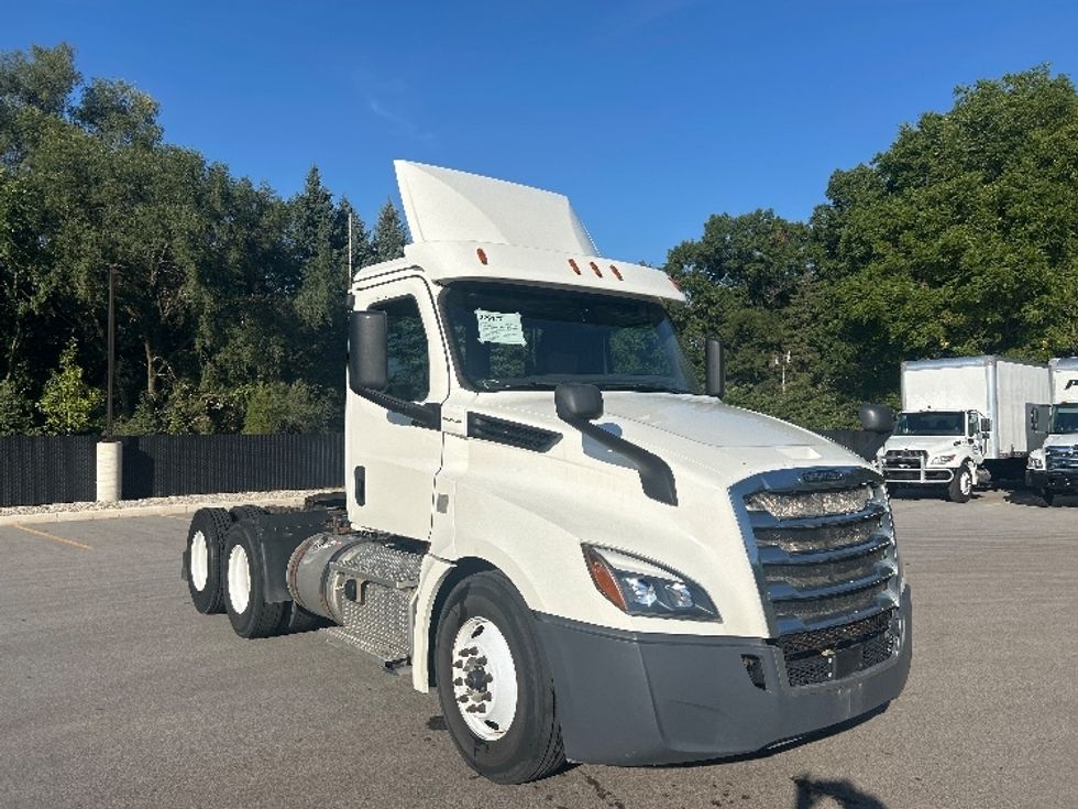 Day Cab Tractor-Heavy Duty Tractors-Freightliner-2019-T12664ST-Byron Center-MI-686,741\n\t\tmiles-$ 25,250 - Image 1