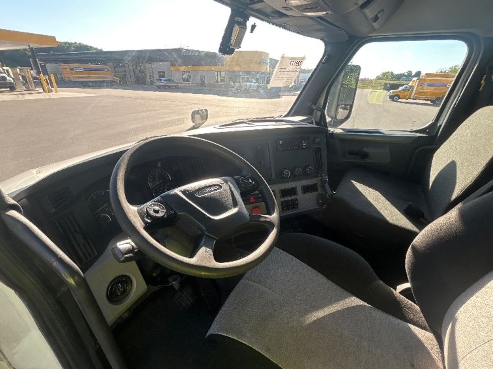 Day Cab Tractor-Heavy Duty Tractors-Freightliner-2019-T12664ST-Byron Center-MI-686,741\n\t\tmiles-$ 25,250 - Image 10