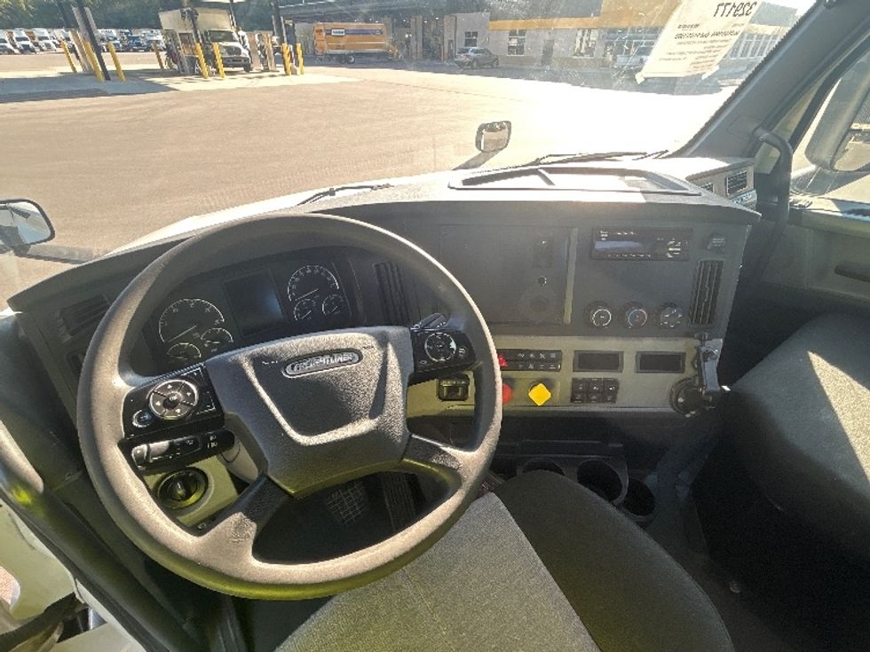 Day Cab Tractor-Heavy Duty Tractors-Freightliner-2019-T12664ST-Byron Center-MI-686,741\n\t\tmiles-$ 25,250 - Image 11