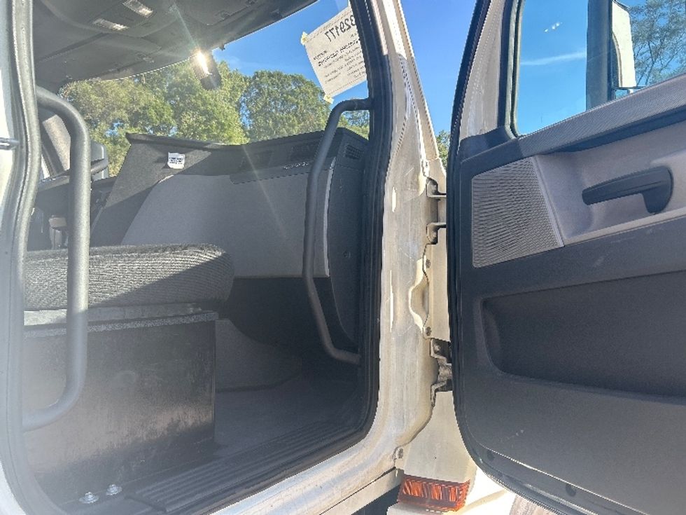 Day Cab Tractor-Heavy Duty Tractors-Freightliner-2019-T12664ST-Byron Center-MI-686,741\n\t\tmiles-$ 25,250 - Image 12