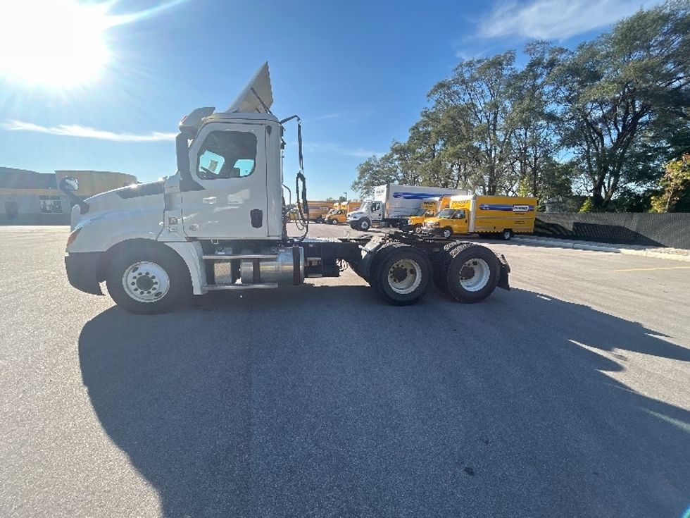 Day Cab Tractor-Heavy Duty Tractors-Freightliner-2019-T12664ST-Byron Center-MI-686,741\n\t\tmiles-$ 25,250 - Image 4