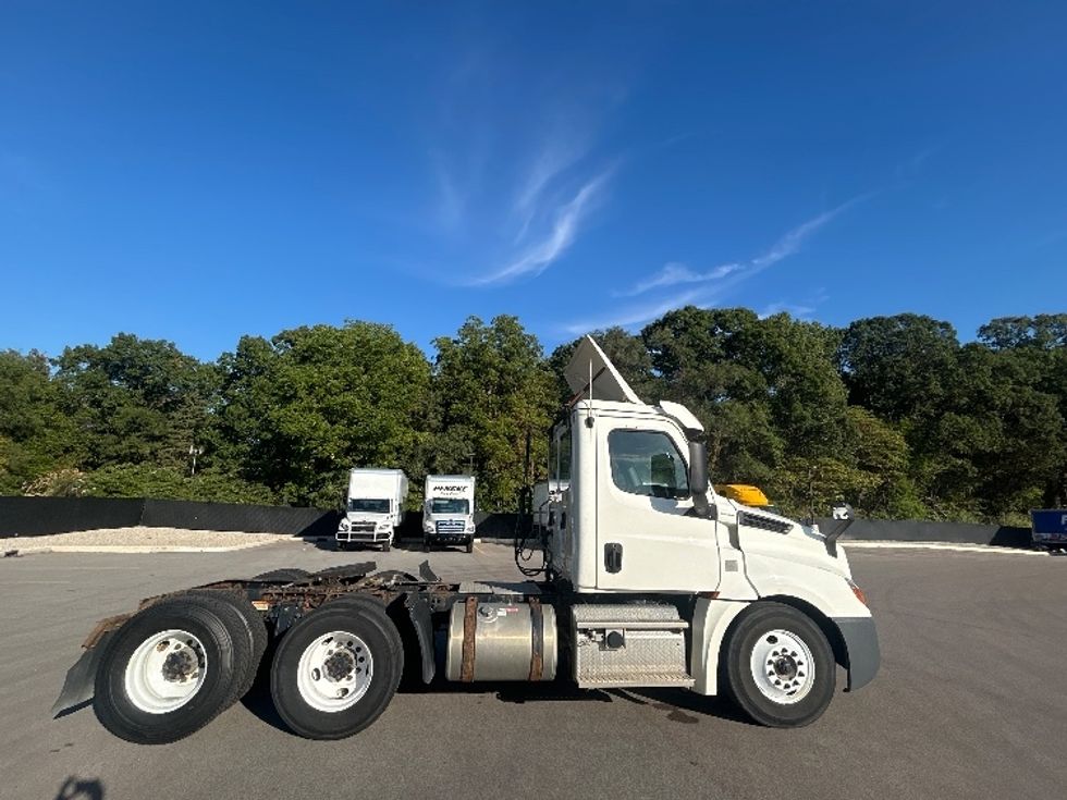 Day Cab Tractor-Heavy Duty Tractors-Freightliner-2019-T12664ST-Byron Center-MI-686,741\n\t\tmiles-$ 25,250 - Image 8