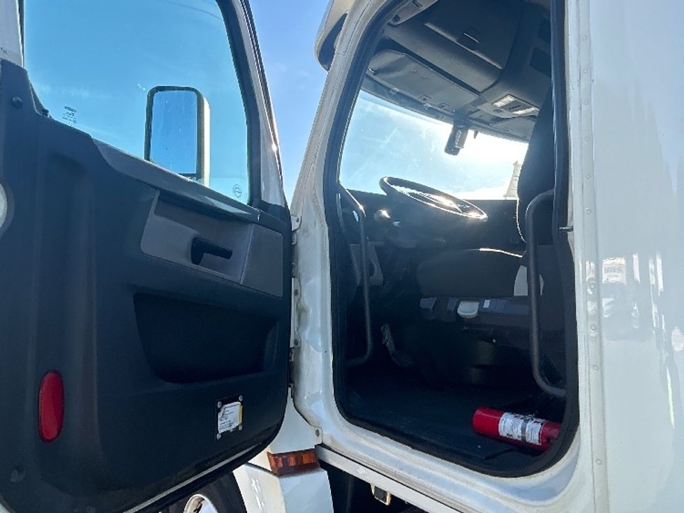 Day Cab Tractor-Heavy Duty Tractors-Freightliner-2019-T12664ST-Byron Center-MI-686,741\n\t\tmiles-$ 25,250 - Image 9