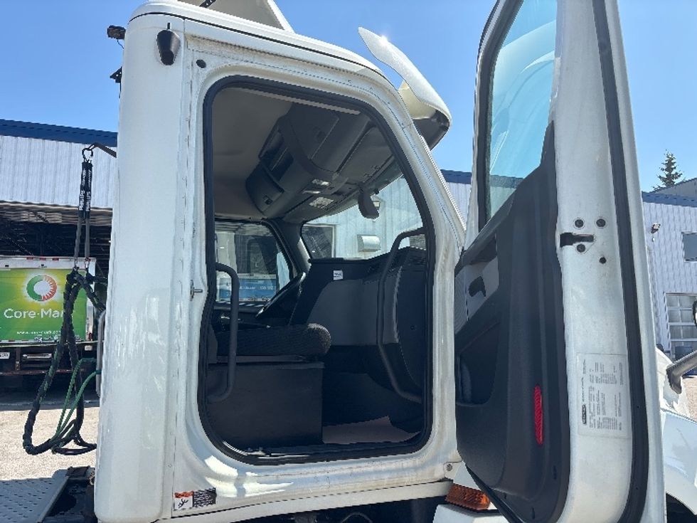 Day Cab Tractor-Heavy Duty Tractors-Freightliner-2019-T12664ST-Calgary-AB-326,579\n\t\tkm-$ 79,250 - Image 11