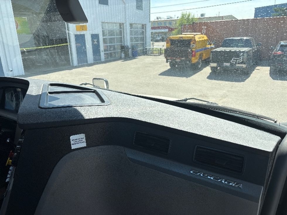 Day Cab Tractor-Heavy Duty Tractors-Freightliner-2019-T12664ST-Calgary-AB-326,579\n\t\tkm-$ 79,250 - Image 12