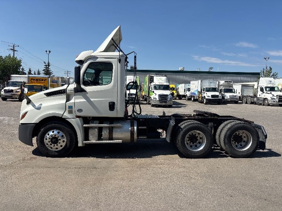 Day Cab Tractor-Heavy Duty Tractors-Freightliner-2019-T12664ST-Calgary-AB-326,579\n\t\tkm-$ 79,250 - Image 4