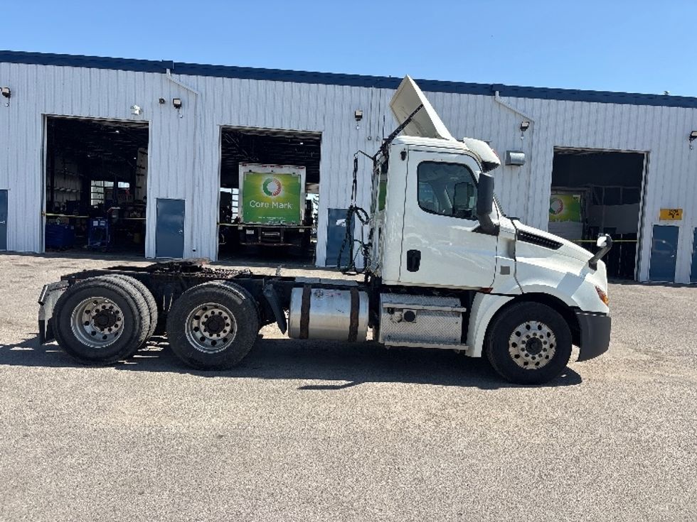 Day Cab Tractor-Heavy Duty Tractors-Freightliner-2019-T12664ST-Calgary-AB-326,579\n\t\tkm-$ 79,250 - Image 8