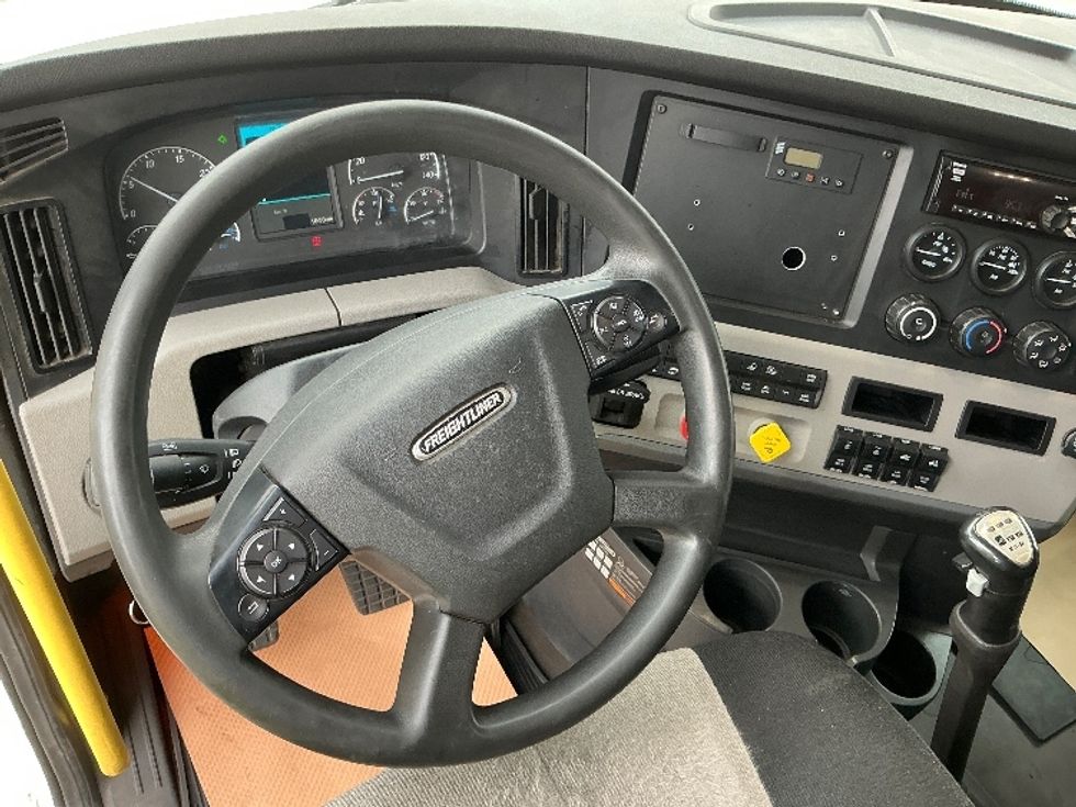 Day Cab Tractor-Heavy Duty Tractors-Freightliner-2019-T12664ST-Calgary-AB-782,996\n\t\tkm-$ 52,750 - Image 11