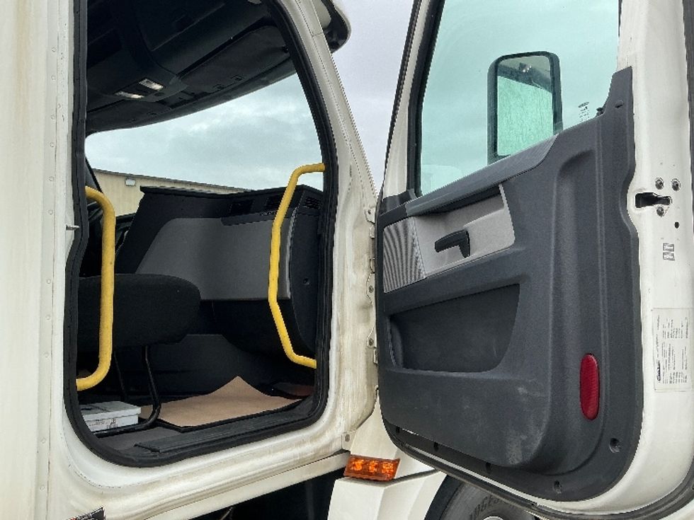 Day Cab Tractor-Heavy Duty Tractors-Freightliner-2019-T12664ST-Calgary-AB-782,996\n\t\tkm-$ 52,750 - Image 12