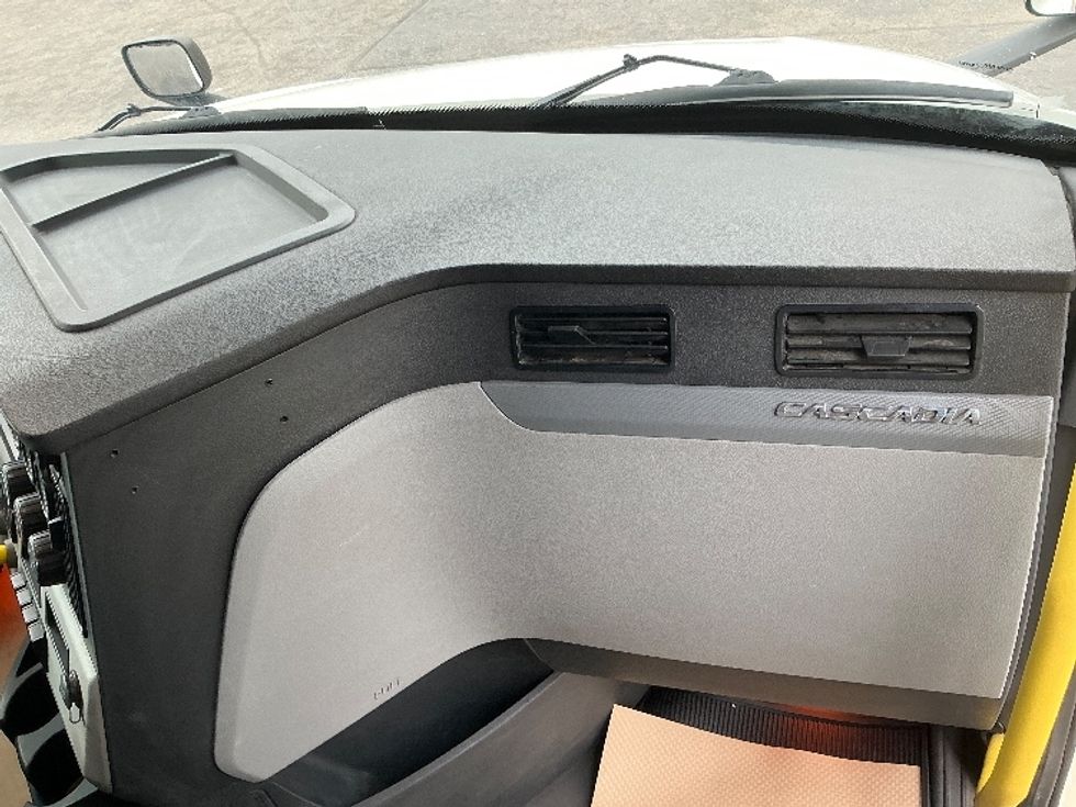 Day Cab Tractor-Heavy Duty Tractors-Freightliner-2019-T12664ST-Calgary-AB-782,996\n\t\tkm-$ 52,750 - Image 13