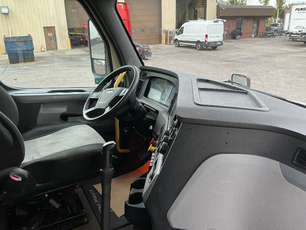 Day Cab Tractor-Heavy Duty Tractors-Freightliner-2019-T12664ST-Calgary-AB-782,996\n\t\tkm-$ 52,750 - Image 14