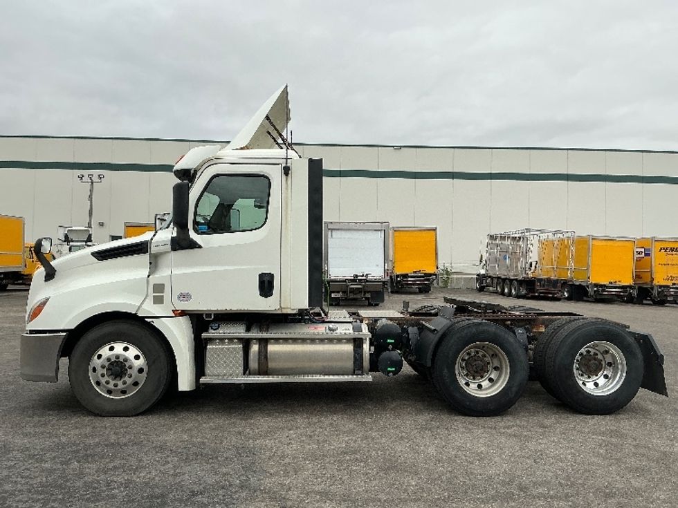 Day Cab Tractor-Heavy Duty Tractors-Freightliner-2019-T12664ST-Calgary-AB-782,996\n\t\tkm-$ 52,750 - Image 4