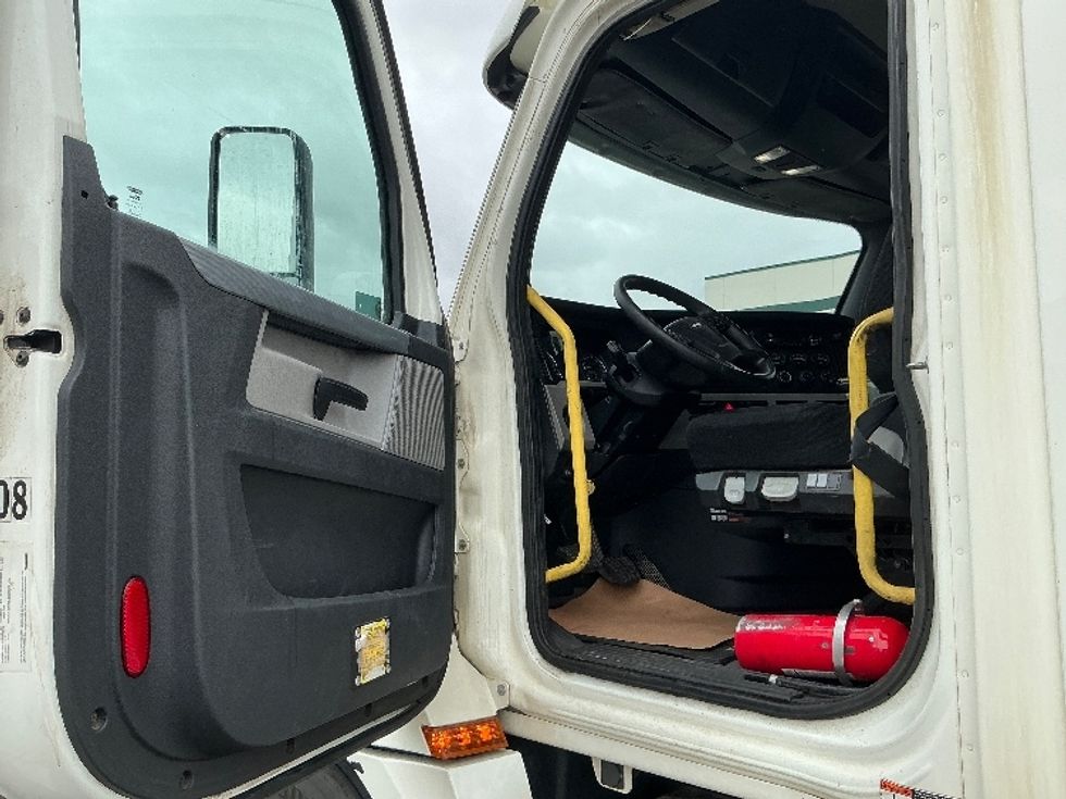 Day Cab Tractor-Heavy Duty Tractors-Freightliner-2019-T12664ST-Calgary-AB-782,996\n\t\tkm-$ 52,750 - Image 9