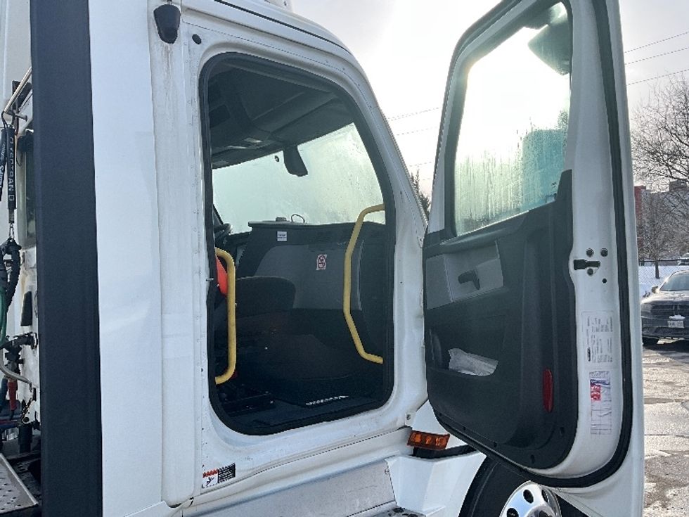 Day Cab Tractor-Heavy Duty Tractors-Freightliner-2019-T12664ST-Cambridge-ON-1,006,029\n\t\tkm-$ 35,750 - Image 12
