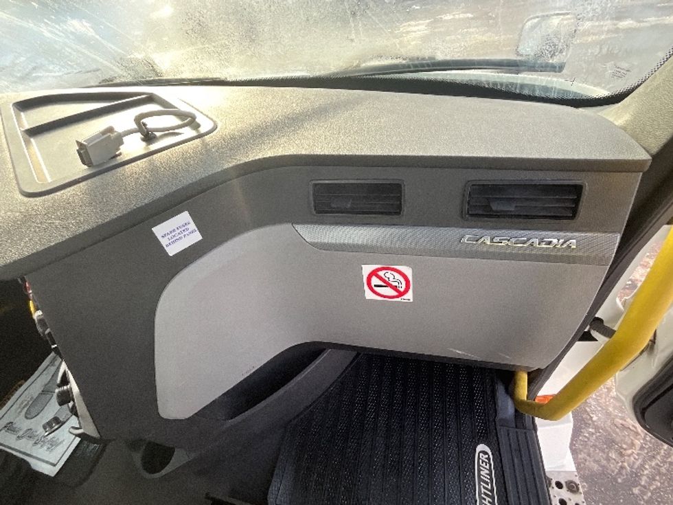 Day Cab Tractor-Heavy Duty Tractors-Freightliner-2019-T12664ST-Cambridge-ON-1,006,029\n\t\tkm-$ 35,750 - Image 13