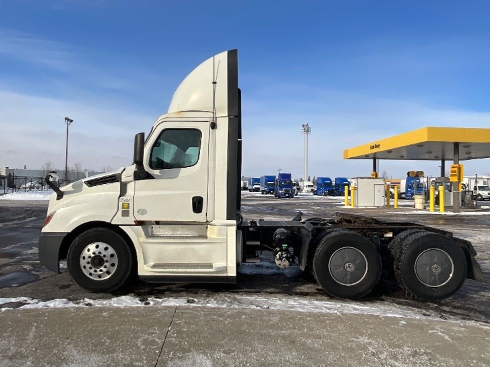 Day Cab Tractor-Heavy Duty Tractors-Freightliner-2019-T12664ST-Cambridge-ON-1,006,029\n\t\tkm-$ 35,750 - Image 4