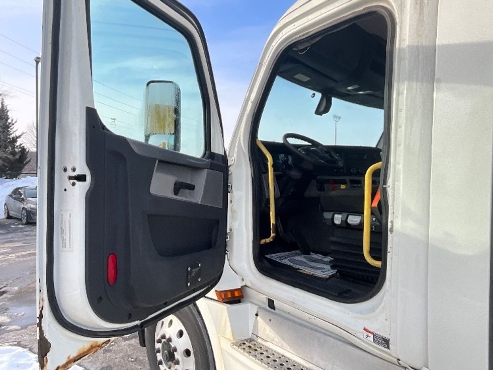 Day Cab Tractor-Heavy Duty Tractors-Freightliner-2019-T12664ST-Cambridge-ON-1,006,029\n\t\tkm-$ 35,750 - Image 9