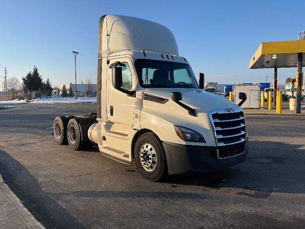 Day Cab Tractor-Heavy Duty Tractors-Freightliner-2019-T12664ST-Cambridge-ON-1,053,571\n\t\tkm-$ 32,250 - Image 1