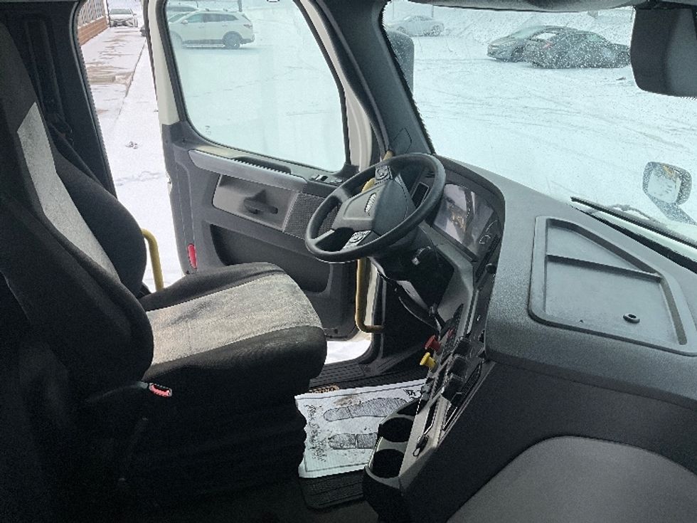 Day Cab Tractor-Heavy Duty Tractors-Freightliner-2019-T12664ST-Cambridge-ON-1,053,571\n\t\tkm-$ 32,250 - Image 14