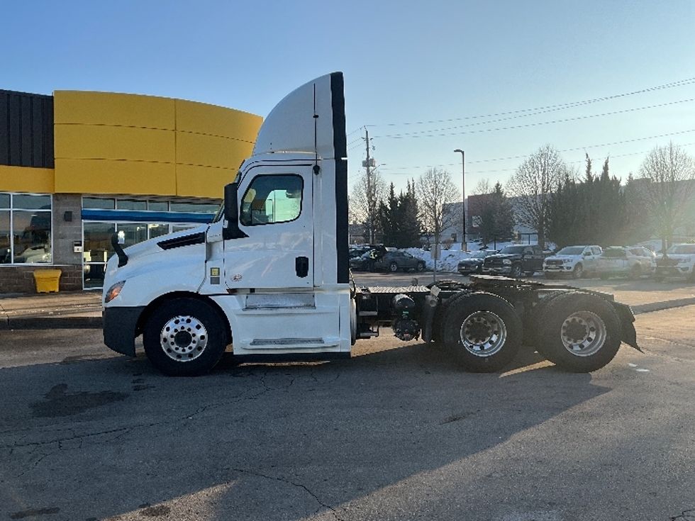 Day Cab Tractor-Heavy Duty Tractors-Freightliner-2019-T12664ST-Cambridge-ON-1,053,571\n\t\tkm-$ 32,250 - Image 4