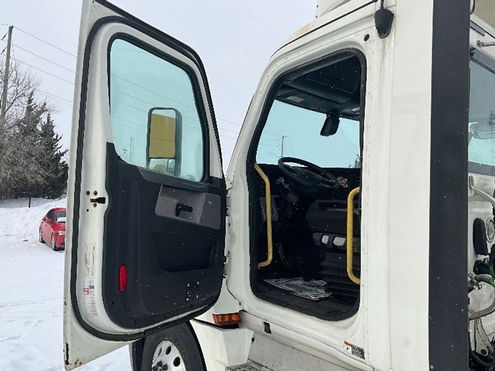Day Cab Tractor-Heavy Duty Tractors-Freightliner-2019-T12664ST-Cambridge-ON-1,053,571\n\t\tkm-$ 32,250 - Image 9