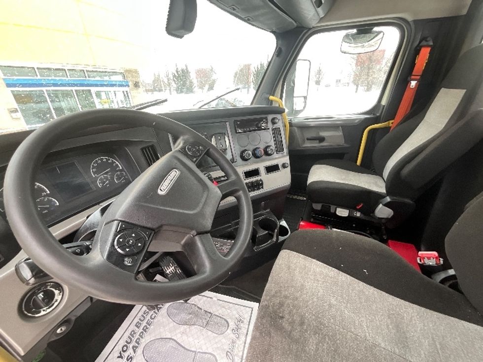 Day Cab Tractor-Heavy Duty Tractors-Freightliner-2019-T12664ST-Cambridge-ON-1,069,991\n\t\tkm-$ 31,000 - Image 10