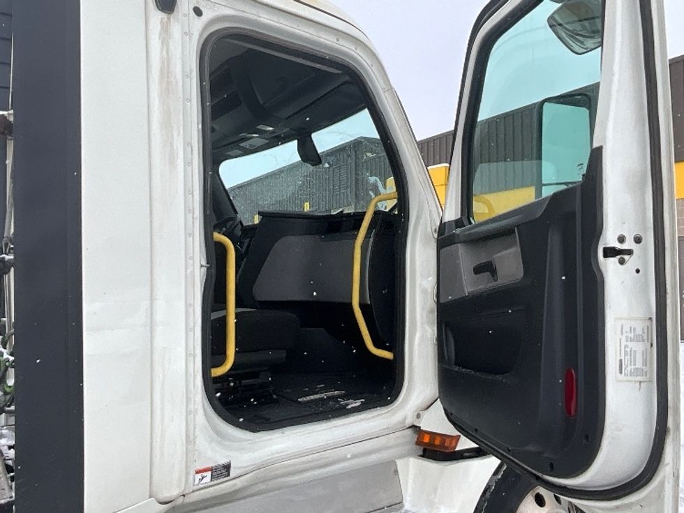 Day Cab Tractor-Heavy Duty Tractors-Freightliner-2019-T12664ST-Cambridge-ON-1,069,991\n\t\tkm-$ 31,000 - Image 12