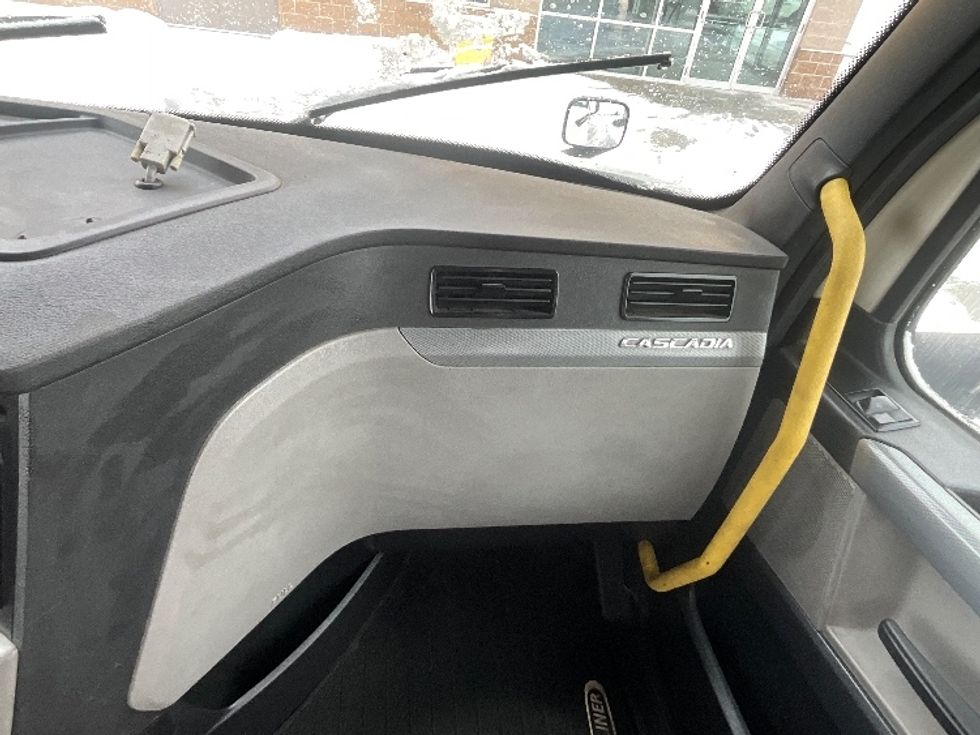 Day Cab Tractor-Heavy Duty Tractors-Freightliner-2019-T12664ST-Cambridge-ON-1,069,991\n\t\tkm-$ 31,000 - Image 13