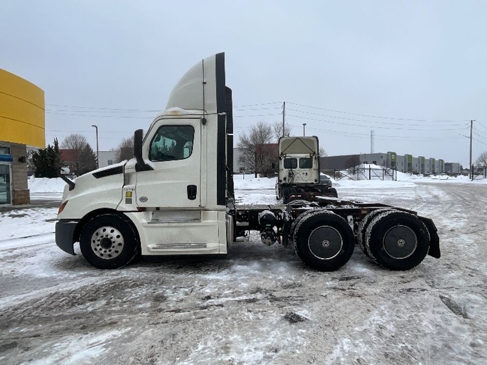 Day Cab Tractor-Heavy Duty Tractors-Freightliner-2019-T12664ST-Cambridge-ON-1,069,991\n\t\tkm-$ 31,000 - Image 4