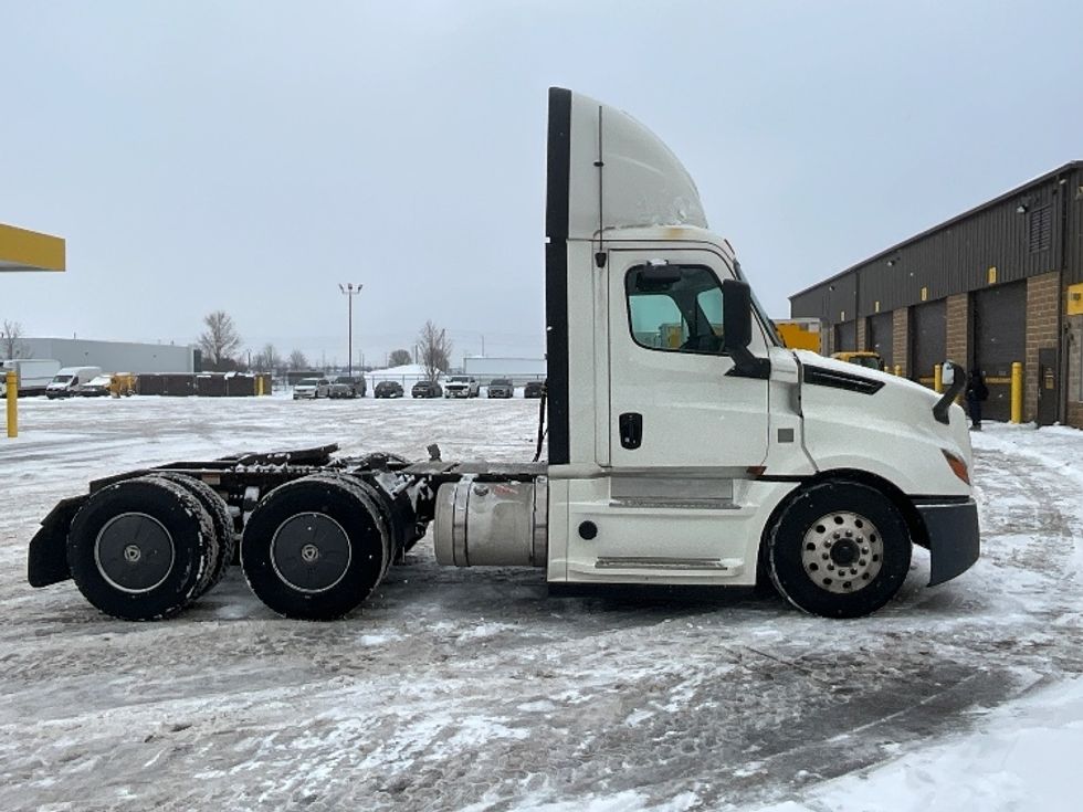 Day Cab Tractor-Heavy Duty Tractors-Freightliner-2019-T12664ST-Cambridge-ON-1,069,991\n\t\tkm-$ 31,000 - Image 8